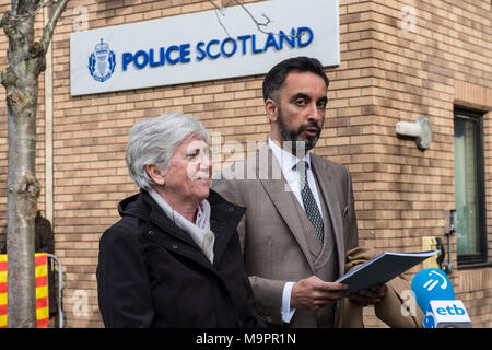 Edinburgh, Schottland, Großbritannien. 28. März 2018. Clara Ponsati Katalonien ehemalige Bildungsministerin kommt an St Leonards Polizeistation in Edinburgh, sich in unter einer Auslieferung Haftbefehl von der spanischen Regierung zu übergeben. Sie ist mit ihrem Anwalt Aamer Anwar begleitet. Credit: Iain Masterton/Alamy leben Nachrichten Stockfoto