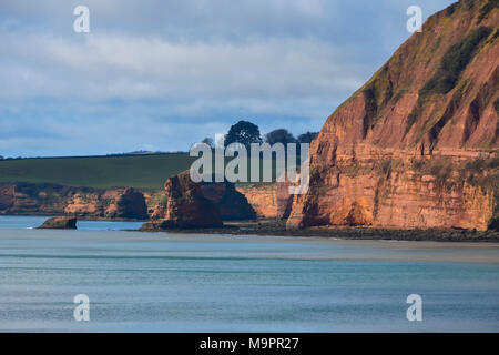 Honiton, Devon, Großbritannien. Am 28. März 2018. UK Wetter. Blick nach Westen von Jacobs Ladder in Richtung rock Pinnacles des Ladram Bay auf einem Morgen des sonnigen Perioden in den Badeort Sidmouth in Devon nach schweren nächtlichen Regen gelöscht. Foto: Graham Jagd-/Alamy leben Nachrichten Stockfoto