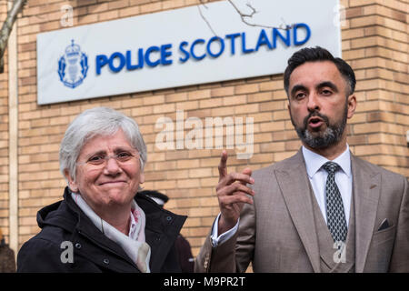 Edinburgh, Schottland, Großbritannien. 28. März 2018. Clara Ponsati Katalonien ehemalige Bildungsministerin kommt an St Leonards Polizeistation in Edinburgh, sich in unter einer Auslieferung Haftbefehl von der spanischen Regierung zu übergeben. Sie ist mit ihrem Anwalt Aamer Anwar begleitet. Credit: Iain Masterton/Alamy leben Nachrichten Stockfoto