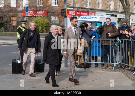 Edinburgh, Schottland, Großbritannien. 28. März 2018. Clara Ponsati Katalonien ehemalige Bildungsministerin kommt an St Leonards Polizeistation in Edinburgh, sich in unter einer Auslieferung Haftbefehl von der spanischen Regierung zu übergeben. Sie ist mit ihrem Anwalt Aamer Anwar begleitet. Credit: Iain Masterton/Alamy leben Nachrichten Stockfoto