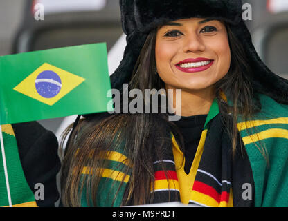 Berlin, Deutschland. 27 Mär, 2018. DFB-ESP-Fußball-Test, Berlin, 27. März 2018 Brasil schönen weiblichen Fan Deutschland - Brasilien 0:1 Wm Russland Test Match, Berlin, 27. März 2018, Saison 2017/2018 © Peter Schatz/Alamy leben Nachrichten Stockfoto