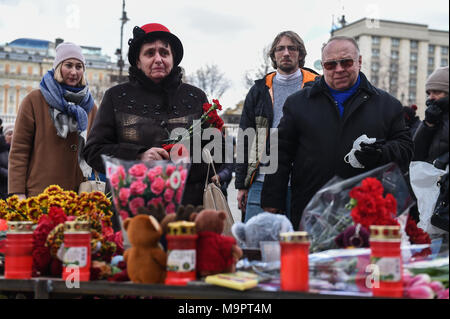 Moskau, Russland. 28. März, 2018. Menschen, eine Hommage an die Opfer der Feuer Unfall in Kemerovo während der nationalen Trauer in Moskau, Russland, 28. März 2018. Der russische Präsident Wladimir Putin am Dienstag unterzeichnete einen Erlass erklärt Mittwoch ein Tag der Trauer für die Opfer eines Großbrandes in einem Einkaufszentrum in der sibirischen Stadt Kemerowo, die mindestens 64 Menschen getötet. Credit: Evgeny Sinitsyn/Xinhua/Alamy leben Nachrichten Stockfoto