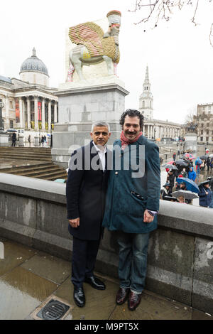 London, Großbritannien. 28. März, 2018. Londoner Bürgermeister Sadie Khan mit Künstlers Michael Rakowitz, der seine her Sockel Skulptur enthüllt den Titel der unsichtbare Feind sollte nicht auf dem Trafalgar Square vorhanden. Credit: Raymond Tang/Alamy leben Nachrichten Stockfoto