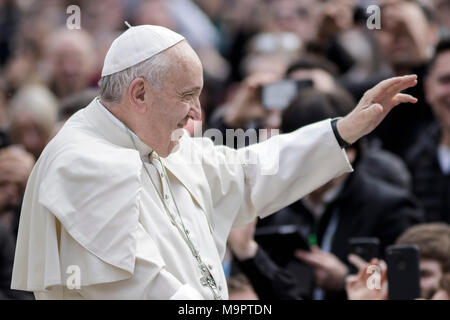 Vatikan, Vatikan. 28. März, 2018. Papst Franziskus führt seine Generalaudienz auf dem Petersplatz. Credit: Giuseppe Ciccia/Alamy leben Nachrichten Stockfoto