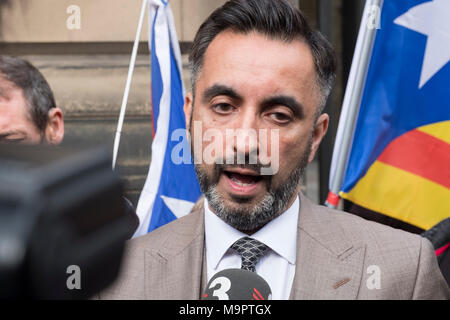 Edinburgh, Schottland, Großbritannien. 28. März 2018. Aamer Anwar, Anwalt, Clara Ponsati Katalonien ehemaliger Bildungsminister, im Gespräch mit der Presse ausserhalb von Edinburgh Sheriff Court hatte von ihr hören. Sie Gesicht Auslieferung an Spanien. Credit: Iain Masterton/Alamy leben Nachrichten Stockfoto