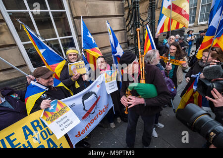 Edinburgh, Schottland, Großbritannien. 28. März 2018. Verfechter der katalanischen Unabhängigkeit unterstützer Clara Ponsati ausserhalb von Edinburgh Sheriff Court vor ihrer Anhörung. Ponsati Gesichter Auslieferung an Spanien. Credit: Iain Masterton/Alamy leben Nachrichten Stockfoto