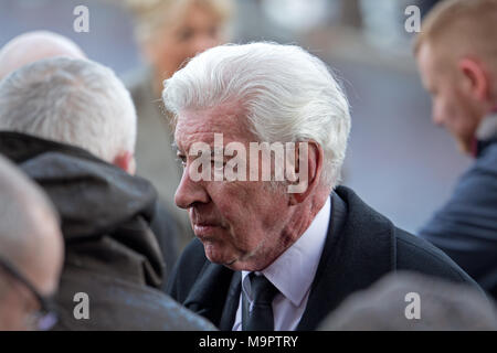 Liverpool, Großbritannien. 28. März, 2018. Berühmtheiten, Familie, Freunde und Mitglieder der Öffentlichkeit zahlen ihren Respekt bei der Beerdigung von Sir Ken Dodd in Liverpool Anglikanische Kathedrale. Credit: Ken Biggs/Alamy Leben Nachrichten. Stockfoto