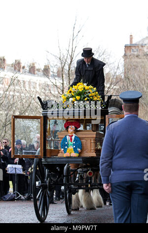 Liverpool, Großbritannien. 28. März, 2018. Berühmtheiten, Familie, Freunde und Mitglieder der Öffentlichkeit zahlen ihren Respekt bei der Beerdigung von Sir Ken Dodd in Liverpool Anglikanische Kathedrale. Credit: Ken Biggs/Alamy Leben Nachrichten. Stockfoto