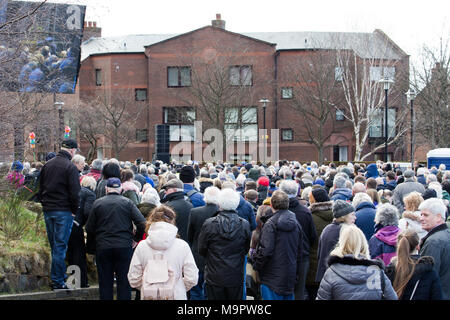 Liverpool, Großbritannien. 28. März, 2018. Berühmtheiten, Familie, Freunde und Mitglieder der Öffentlichkeit zahlen ihren Respekt bei der Beerdigung von Sir Ken Dodd in Liverpool Anglikanische Kathedrale. Credit: Ken Biggs/Alamy Leben Nachrichten. Stockfoto