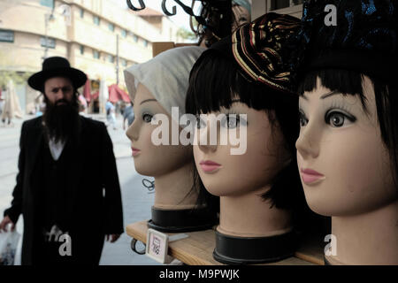 Jerusalem, Israel. 28. März, 2018. Ein ultra-orthodoxen jüdischen Mann Vergangenheit Schaufensterpuppen anzeigen Frauen Kopf Dressing. Credit: Nir Alon/Alamy leben Nachrichten Stockfoto