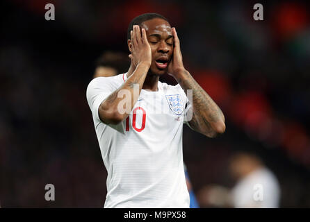 England's Raheem Sterling reagiert, nachdem eine verpasste Chance während der internationalen Freundschaftsspiel im Wembley Stadion, London. Stockfoto