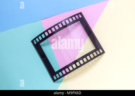 Retro Film leeren Bilderrahmen auf farbenfrohen Pastelltönen Hintergrund minimal kreatives Konzept. Stockfoto