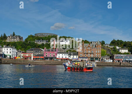 Hafen und Stadtzentrum mit den McCaig's Tower, Oban, Argyll und Bute, Schottland, Großbritannien Stockfoto
