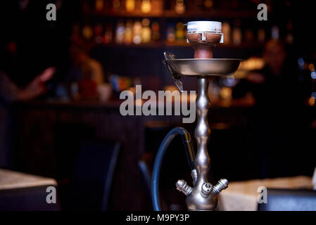 Shisha auf einem dunklen Hintergrund einer verschwommenen Bar mit Bokeh Stockfoto