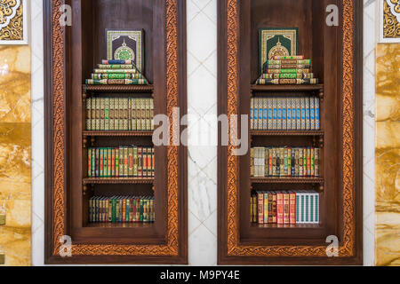 Ein Bücherregal im Al Manara Moschee in Dubai, Vereinigte Arabische Emirate, Naher Osten. Stockfoto