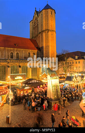 Weihnachtsmarkt am Burgplatz mit Dom und Braunschweiger Löwe Braunschweig, Niedersachsen, Deutschland Stockfoto