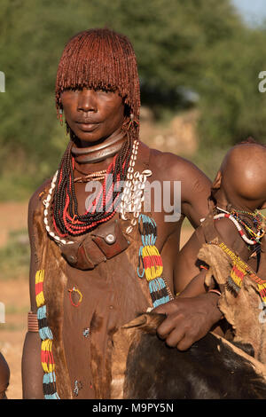 Frau mit Baby aus dem Hamer Stamm in traditioneller Kleidung, Turmi, südlichen Nation, Region, Äthiopien Stockfoto