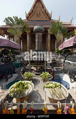 Opferaltar mit Lotus Blumen vor der Ubosot, Tempel des Smaragd Buddha, Wat Phra Kae, Ko Ratanakosin, Bangkok Stockfoto