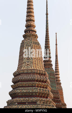 Drei der vier großen Chedis des Phra-Maha - Ratchakan Chedi-Si-Gruppe, mit farbigen Fliesen dekoriert, Wat Pho Stockfoto