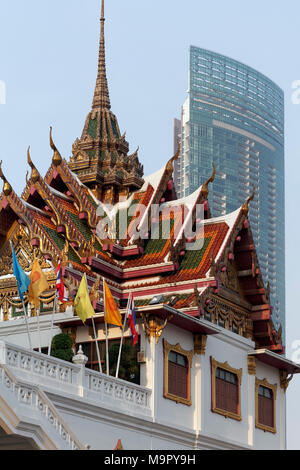 Tempel Dach, in der Rückseite moderne Wolkenkratzer, Wat Yannawa, buddhistische Tempel Komplex, Geschäftsviertel Sathon, Bangkok, Thailand Stockfoto