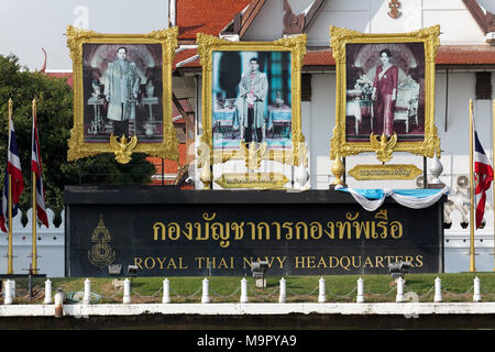 Große Plakate mit dem thailändischen Königshaus, der ehemalige König Bhumibol Adulyadej, Königin Sirikit, Kronprinz Vajiralongkorn Mama, vor Stockfoto