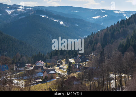 Obere Teile der Piwniczna Zdroj Dorf mit Beskid Sadecki Berge und Wälder im Hintergrund an einem sonnigen Tag. Stockfoto