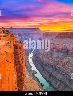 Sonnenaufgang über dem Colorado River im Toroweap Overlook im Grand Canyon National Park, arizona Stockfoto