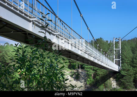 Fußgänger-Hängebrücke über die Schlucht geworfen Stockfoto