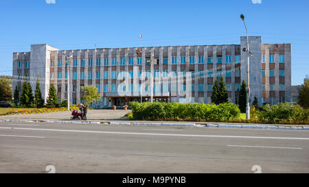 Kandalaksha, Russland - 29 August, 2012: Die Verwaltung der nördlichen Stadt Kandalaksha ist dieses große Gebäude im zentralen Teil des Ci entfernt Stockfoto