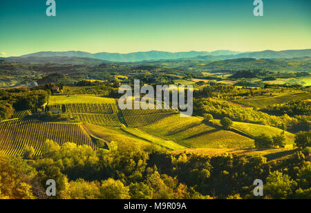 Panoramablick auf die Landschaft des Chianti und Vernaccia Weinbergen von San Gimignano auf den Sonnenaufgang. Toskana, Italien, Europa. Stockfoto