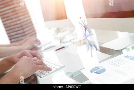 Close-up an einem Arbeitsplatz mit einem Computer in einem modernen Büro. Stockfoto