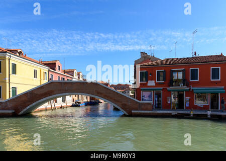 Murano, Italien - Oktober 07, 2017: Fondamenta Antonio Maschio neben San Donato Kanal und die kleine Brücke, um das Wasser zu überqueren Stockfoto