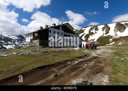 Rila-gebirge, Bulgarien - 20. Mai 2017: rilski Ezera Hütte auf der touristischen Route zu sieben Rilski Ezera Ort und die Gruppe der Wanderer versammelt sich vor Stockfoto