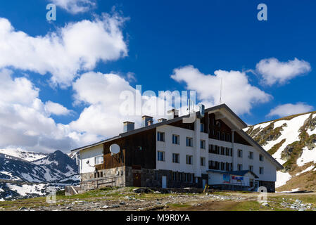 Rila-gebirge, Bulgarien - 20. Mai 2017: Rilski ezera Hütte auf der touristischen Route zu sieben Rilski Ezera Ort Stockfoto