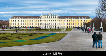 Wien, Österreich - 31. Dezember 2017: Der Garten Park in Shonbrunn Palace (Wien) für den Winter mit fehlenden Blumen vorbereitet Stockfoto