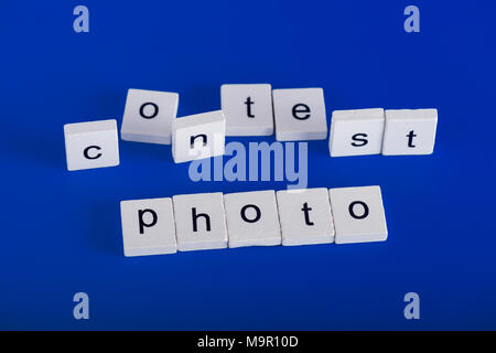 Fotowettbewerb Phrase aus weißem Holz- Bausteine auf blauem Hintergrund Stockfoto