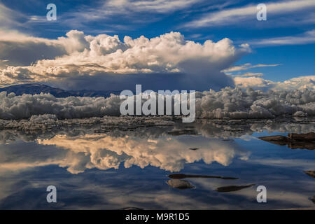 Eis Strukturen mit Wasser Reflexion am Khuvsgul See, Mongolei Stockfoto