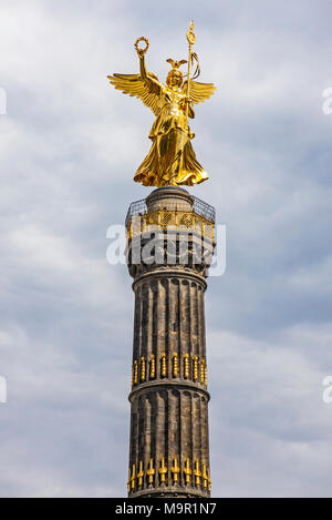 Detail der Goldene Engel der Siegessaeule (Siegessäule) in Berlin, Deutschland Stockfoto