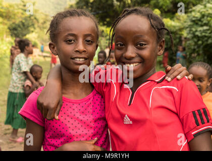 Zwei Mädchen, etwa 10 Jahre alt, lächelnd mit Blick in die Kamera, Porträt, Ari Stamm, südlichen Nationen und Nationalitäten Stockfoto