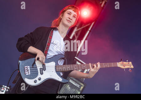 Die deutsche Band mit Sängerin Andreya Gurr Casablanca und Gitarrist Laura Le Jenkins live bei der 25 Blue Balls Festival in Stockfoto