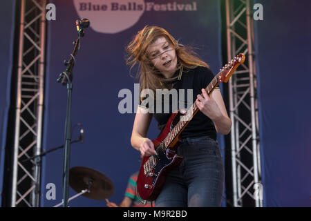 Die deutsche Band mit Sängerin Andreya Gurr Casablanca und Gitarrist Laura Le Jenkins live bei der 25 Blue Balls Festival in Stockfoto