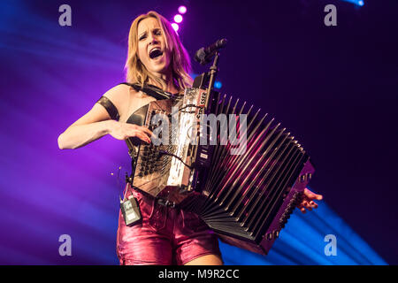 Der österreichische Musiker, Volksmusik und Pop Sängerin Melissa Naschenweng live auf den Schlager Nacht in Luzern, Schweiz Stockfoto