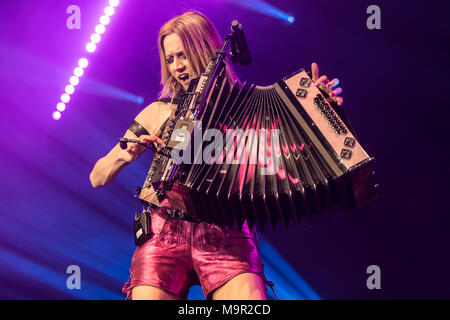 Der österreichische Musiker, Volksmusik und Pop Sängerin Melissa Naschenweng live auf den Schlager Nacht in Luzern, Schweiz Stockfoto