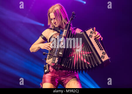 Der österreichische Musiker, Volksmusik und Pop Sängerin Melissa Naschenweng live auf den Schlager Nacht in Luzern, Schweiz Stockfoto