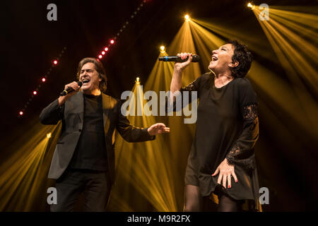 Die italienische Popgruppe Ricchi e Poveri mit Sängerin Angela Brambati und Sänger Angelo Sotgiu live auf Schlager Nacht, Luzern Stockfoto