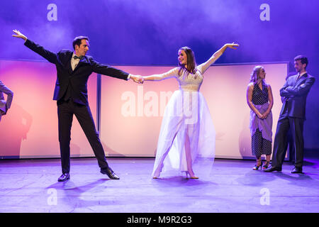 Die Hauptdarsteller Christian Sollberger als Julian und Maren Kern wie Laura an der musikalischen 95 - Ninety-Five Live at Le Théâtre Stockfoto