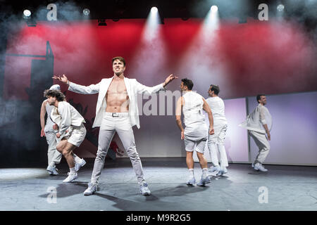 Ein Tanz Szene an musikalischen 95 - Ninety-Five im Le Théâtre im Gersag, Emmen, Luzern, Schweiz live Stockfoto