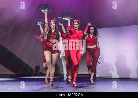 Ein Tanz Szene an musikalischen 95 - Ninety-Five im Le Théâtre im Gersag, Emmen, Luzern, Schweiz live Stockfoto