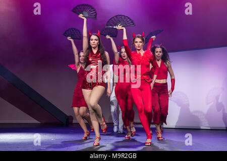 Ein Tanz Szene an musikalischen 95 - Ninety-Five im Le Théâtre im Gersag, Emmen, Luzern, Schweiz live Stockfoto