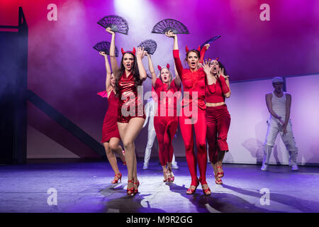 Ein Tanz Szene an musikalischen 95 - Ninety-Five im Le Théâtre im Gersag, Emmen, Luzern, Schweiz live Stockfoto